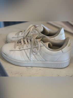 adidas -White Leather Low-Top Sneakers with cloud foam